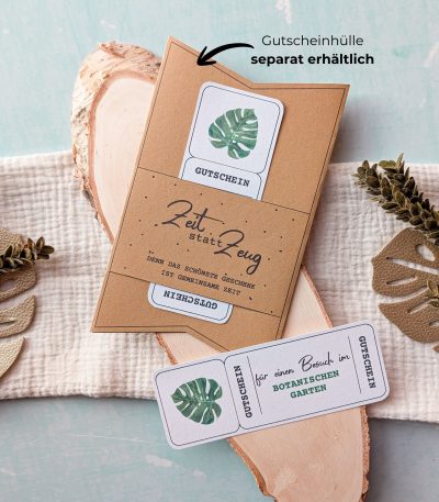 Botanischer Garten Gutschein Vorlage zum Ausdrucken. Der Gutschein steckt in einer Gutscheinkarte, auf der steht „Zeit statt Zeug“. Diese Gutscheinkarte muss separat erworben werden. Liebevoll gestaltete Druckvorlagen, um ganz einfach einen Gutschein Botanischer Garten selber basteln zu können.