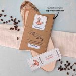 Brunchen Gutschein Vorlage zum Ausdrucken. Der Gutschein steckt in einer Gutscheinkarte, auf der steht „Zeit statt Zeug“. Diese Gutscheinkarte muss separat erworben werden. Liebevoll gestaltete Druckvorlagen, um ganz einfach einen Gutschein Brunchen selber basteln zu können.