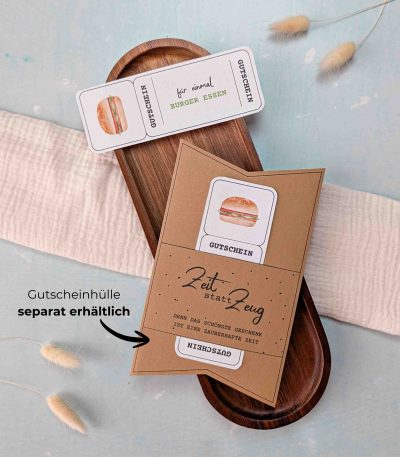 Burger essen Gutschein Vorlage zum Ausdrucken. Der Gutschein steckt in einer Gutscheinkarte, auf der steht „Zeit statt Zeug“. Diese Gutscheinkarte muss separat erworben werden. Liebevoll gestaltete Druckvorlagen, um ganz einfach einen Gutschein Burger essen selber basteln zu können.