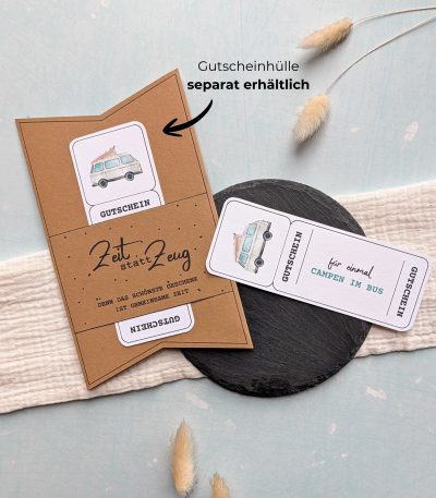 Camping Gutschein Vorlage zum Ausdrucken. Der Gutschein steckt in einer Gutscheinkarte, auf der steht „Zeit statt Zeug“. Diese Gutscheinkarte muss separat erworben werden. Liebevoll gestaltete Druckvorlagen, um ganz einfach einen Gutschein Camping selber basteln zu können.