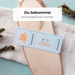 Gutschein Camping-Wochenende Druckvorlage als PDF zum Downloaden. Auf dem Camping-Wochenende-Gutschein ist ein gelbes Zelt im Aquarellstil abgebildet.