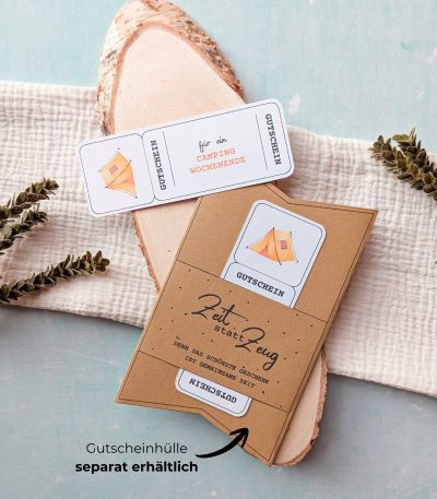 Camping-Wochenende Gutschein Vorlage zum Ausdrucken. Der Gutschein steckt in einer Gutscheinkarte, auf der steht „Zeit statt Zeug“. Diese Gutscheinkarte muss separat erworben werden. Liebevoll gestaltete Druckvorlagen, um ganz einfach einen Gutschein Camping-Wochenende selber basteln zu können.