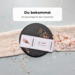 Gutschein Eis essen Druckvorlage als PDF zum Downloaden. Auf dem Eis essen-Gutschein sind drei Kugeln Eis in einer Waffel im Aquarellstil abgebildet.