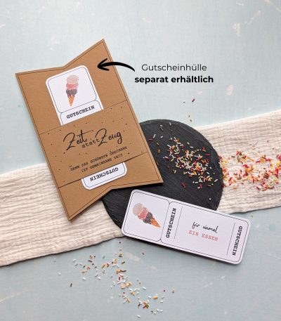 Eis essen Gutschein Vorlage zum Ausdrucken. Der Gutschein steckt in einer Gutscheinkarte, auf der steht „Zeit statt Zeug“. Diese Gutscheinkarte muss separat erworben werden. Liebevoll gestaltete Druckvorlagen, um ganz einfach einen Gutschein Eis essen selber basteln zu können.