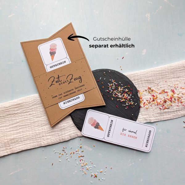 Eis essen Gutschein Vorlage zum Ausdrucken. Der Gutschein steckt in einer Gutscheinkarte, auf der steht „Zeit statt Zeug“. Diese Gutscheinkarte muss separat erworben werden. Liebevoll gestaltete Druckvorlagen, um ganz einfach einen Gutschein Eis essen selber basteln zu können.