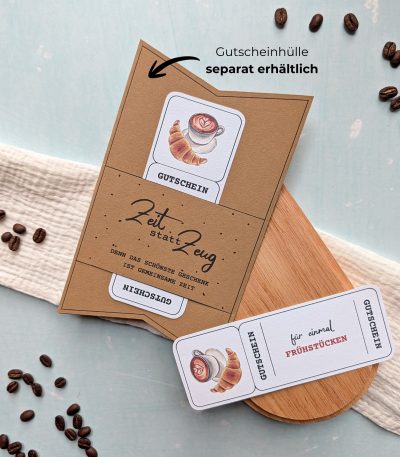 Frühstücken Gutschein Vorlage zum Ausdrucken. Der Gutschein steckt in einer Gutscheinkarte, auf der steht „Zeit statt Zeug“. Diese Gutscheinkarte muss separat erworben werden. Liebevoll gestaltete Druckvorlagen, um ganz einfach einen Gutschein Frühstücken selber basteln zu können.