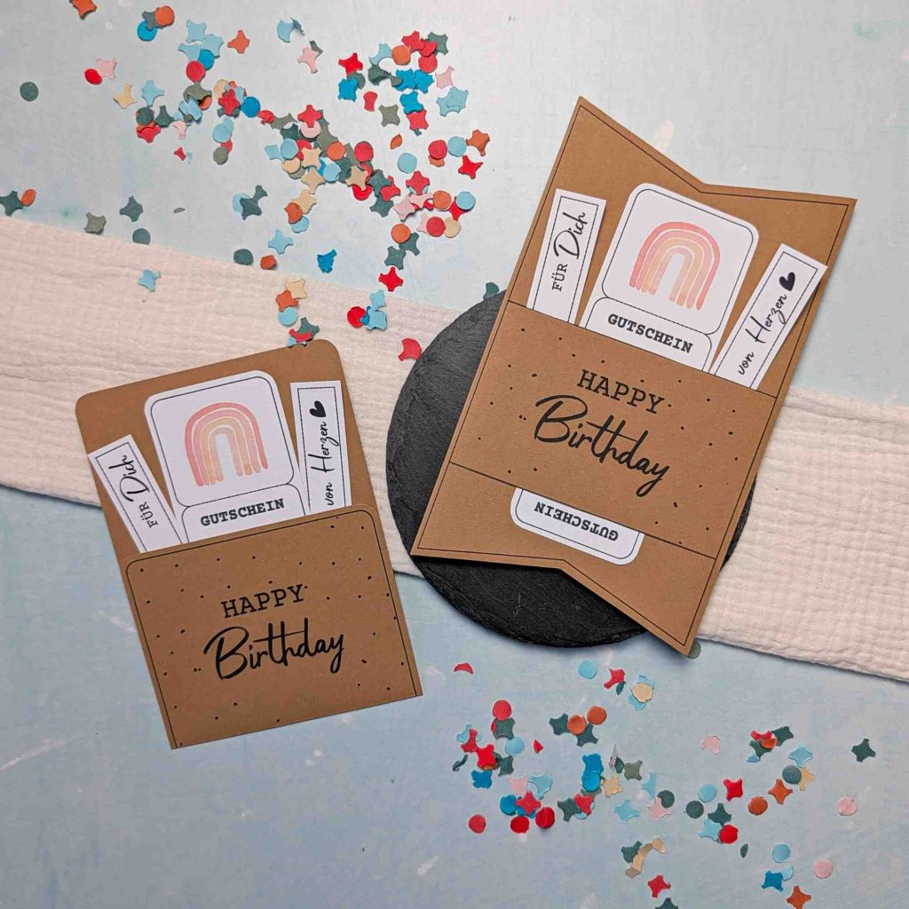Gutschein Geburtstag verpacken. Druckvorlage für eine Gutscheinkarte bzw. Gutscheinhülle, auf der steht „Happy Birthday“.