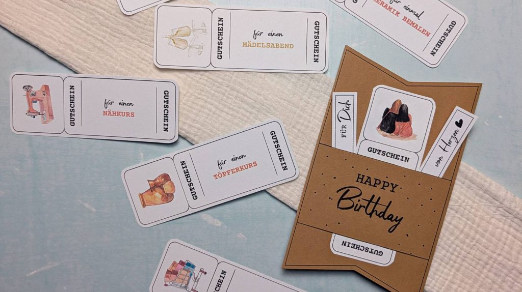 Verschiedene Erlebnisgutscheine für Freunde wie Nähkurs, Mädelsabend oder Töpferkurs. Zeit statt Zeug Gutscheinvorlagen in moderner Kraftpapier-Karte – perfekt zum Verschenken.