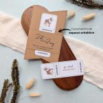 Ponyreiten Gutschein Vorlage zum Ausdrucken. Der Gutschein steckt in einer Gutscheinkarte, auf der steht „Zeit statt Zeug“. Diese Gutscheinkarte muss separat erworben werden. Liebevoll gestaltete Druckvorlagen, um ganz einfach einen Gutschein Ponyreiten selber basteln zu können.