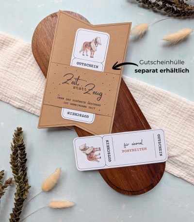 Ponyreiten Gutschein Vorlage zum Ausdrucken. Der Gutschein steckt in einer Gutscheinkarte, auf der steht „Zeit statt Zeug“. Diese Gutscheinkarte muss separat erworben werden. Liebevoll gestaltete Druckvorlagen, um ganz einfach einen Gutschein Ponyreiten selber basteln zu können.