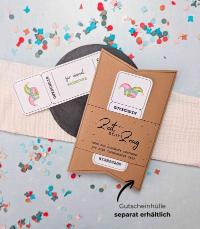 Karneval Gutschein Vorlage zum Ausdrucken. Der Gutschein steckt in einer Gutscheinkarte, auf der steht „Zeit statt Zeug“. Diese Gutscheinkarte muss separat erworben werden. Liebevoll gestaltete Druckvorlagen, um ganz einfach einen Gutschein Karneval selber basteln zu können.