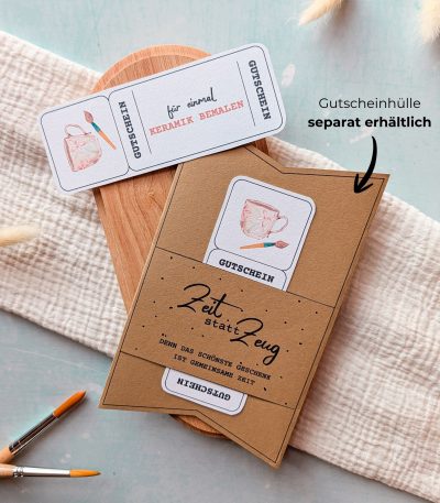 Keramik bemalen Gutschein Vorlage zum Ausdrucken. Der Gutschein steckt in einer Gutscheinkarte, auf der steht „Zeit statt Zeug“. Diese Gutscheinkarte muss separat erworben werden. Liebevoll gestaltete Druckvorlagen, um ganz einfach einen Gutschein Keramik bemalen selber basteln zu können.