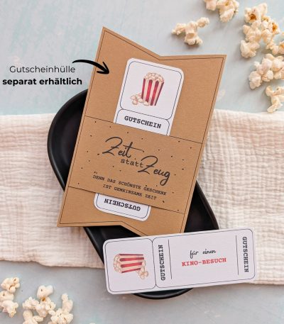 Kino Gutschein Vorlage zum Ausdrucken. Der Gutschein steckt in einer Gutscheinkarte, auf der steht „Zeit statt Zeug“. Diese Gutscheinkarte muss separat erworben werden. Liebevoll gestaltete Druckvorlagen, um ganz einfach einen Gutschein Kino selber basteln zu können.