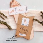 Kletterwald Gutschein Vorlage zum Ausdrucken. Der Gutschein steckt in einer Gutscheinkarte, auf der steht „Zeit statt Zeug“. Diese Gutscheinkarte muss separat erworben werden. Liebevoll gestaltete Druckvorlagen, um ganz einfach einen Gutschein Kletterwald selber basteln zu können.