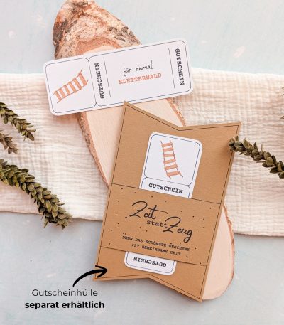 Kletterwald Gutschein Vorlage zum Ausdrucken. Der Gutschein steckt in einer Gutscheinkarte, auf der steht „Zeit statt Zeug“. Diese Gutscheinkarte muss separat erworben werden. Liebevoll gestaltete Druckvorlagen, um ganz einfach einen Gutschein Kletterwald selber basteln zu können.