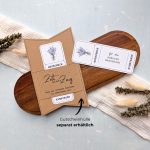 Kräuterwanderung Gutschein Vorlage zum Ausdrucken. Der Gutschein steckt in einer Gutscheinkarte, auf der steht „Zeit statt Zeug“. Diese Gutscheinkarte muss separat erworben werden. Liebevoll gestaltete Druckvorlagen, um ganz einfach einen Gutschein Kräuterwanderung selber basteln zu können.