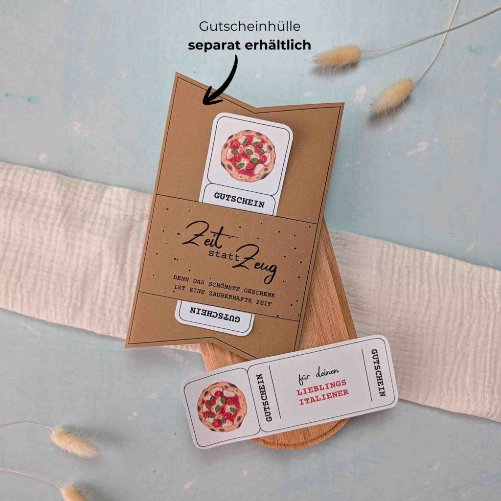 Lieblingsitaliener Gutschein Vorlage zum Ausdrucken. Der Gutschein steckt in einer Gutscheinkarte, auf der steht „Zeit statt Zeug“. Diese Gutscheinkarte muss separat erworben werden. Liebevoll gestaltete Druckvorlagen, um ganz einfach einen Gutschein Lieblingsitaliener selber basteln zu können.