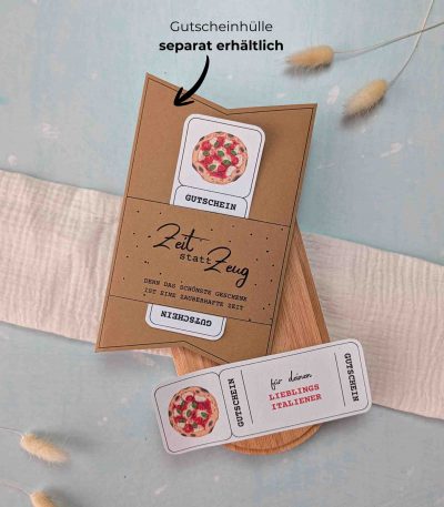 Lieblingsitaliener Gutschein Vorlage zum Ausdrucken. Der Gutschein steckt in einer Gutscheinkarte, auf der steht „Zeit statt Zeug“. Diese Gutscheinkarte muss separat erworben werden. Liebevoll gestaltete Druckvorlagen, um ganz einfach einen Gutschein Lieblingsitaliener selber basteln zu können.