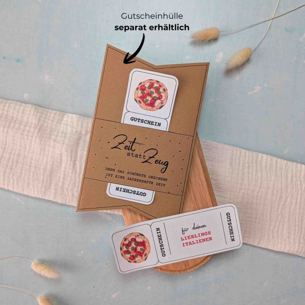 Lieblingsitaliener Gutschein Vorlage zum Ausdrucken. Der Gutschein steckt in einer Gutscheinkarte, auf der steht „Zeit statt Zeug“. Diese Gutscheinkarte muss separat erworben werden. Liebevoll gestaltete Druckvorlagen, um ganz einfach einen Gutschein Lieblingsitaliener selber basteln zu können.