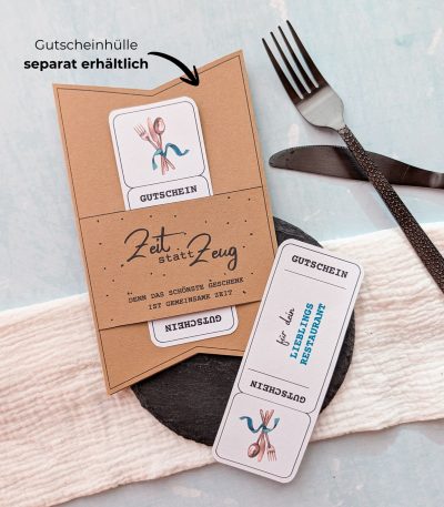 Lieblingsrestaurant Gutschein Vorlage zum Ausdrucken. Der Gutschein steckt in einer Gutscheinkarte, auf der steht „Zeit statt Zeug“. Diese Gutscheinkarte muss separat erworben werden. Liebevoll gestaltete Druckvorlagen, um ganz einfach einen Gutschein Lieblingsrestaurant selber basteln zu können.