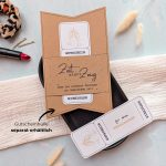 Mädelsabend Gutschein Vorlage zum Ausdrucken. Der Gutschein steckt in einer Gutscheinkarte, auf der steht „Zeit statt Zeug“. Diese Gutscheinkarte muss separat erworben werden. Liebevoll gestaltete Druckvorlagen, um ganz einfach einen Gutschein Mädelsabend selber basteln zu können.