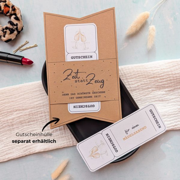 Mädelsabend Gutschein Vorlage zum Ausdrucken. Der Gutschein steckt in einer Gutscheinkarte, auf der steht „Zeit statt Zeug“. Diese Gutscheinkarte muss separat erworben werden. Liebevoll gestaltete Druckvorlagen, um ganz einfach einen Gutschein Mädelsabend selber basteln zu können.