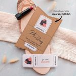 Mädelstag Gutschein Vorlage zum Ausdrucken. Der Gutschein steckt in einer Gutscheinkarte, auf der steht „Zeit statt Zeug“. Diese Gutscheinkarte muss separat erworben werden. Liebevoll gestaltete Druckvorlagen, um ganz einfach einen Gutschein Mädelstag selber basteln zu können.