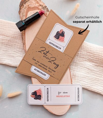 Mädelstag Gutschein Vorlage zum Ausdrucken. Der Gutschein steckt in einer Gutscheinkarte, auf der steht „Zeit statt Zeug“. Diese Gutscheinkarte muss separat erworben werden. Liebevoll gestaltete Druckvorlagen, um ganz einfach einen Gutschein Mädelstag selber basteln zu können.