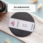 Gutschein Massage Druckvorlage als PDF zum Downloaden. Auf dem Massage-Gutschein sind drei Handtuchrollen auf einem Holztablett im Aquarellstil abgebildet.