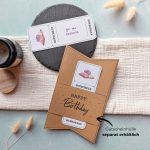 Massage Gutschein Vorlage zum Ausdrucken. Der Gutschein steckt in einer Gutscheinkarte, auf der steht „Zeit statt Zeug“. Diese Gutscheinkarte muss separat erworben werden. Liebevoll gestaltete Druckvorlagen, um ganz einfach einen Gutschein Massage selber basteln zu können.