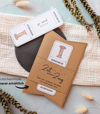 Museum Gutschein Vorlage zum Ausdrucken. Der Gutschein steckt in einer Gutscheinkarte, auf der steht „Zeit statt Zeug“. Diese Gutscheinkarte muss separat erworben werden. Liebevoll gestaltete Druckvorlagen, um ganz einfach einen Gutschein Museum selber basteln zu können.