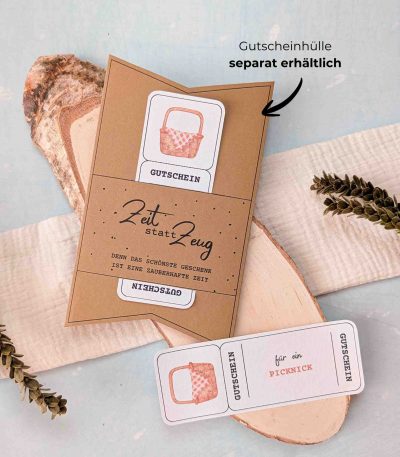 Picknick Gutschein Vorlage zum Ausdrucken. Der Gutschein steckt in einer Gutscheinkarte, auf der steht „Zeit statt Zeug“. Diese Gutscheinkarte muss separat erworben werden. Liebevoll gestaltete Druckvorlagen, um ganz einfach einen Gutschein Picknick selber basteln zu können.