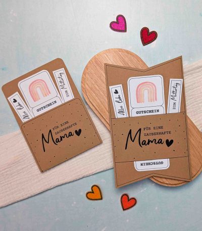 Gutschein Muttertag verpacken. Druckvorlage für eine Gutscheinkarte bzw. Gutscheinhülle, auf der steht „Für eine zauberhafte Mama“.