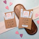 Gutschein Valentinstag verpacken. Druckvorlage für eine Gutscheinkarte bzw. Gutscheinhülle, auf der steht „Ich mag einfach wie ich mich fühle, wenn du bei mir bist“.