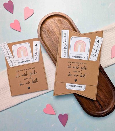 Gutschein Valentinstag verpacken. Druckvorlage für eine Gutscheinkarte bzw. Gutscheinhülle, auf der steht „Ich mag einfach wie ich mich fühle, wenn du bei mir bist“.