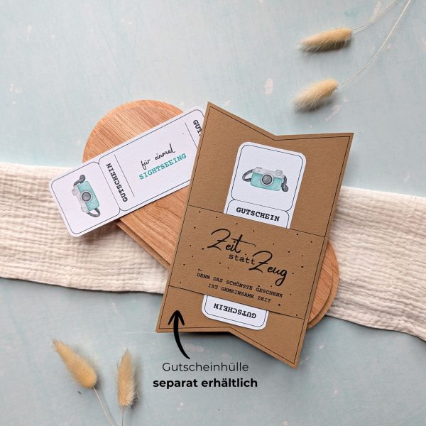 Sightseeing Gutschein Vorlage zum Ausdrucken. Der Gutschein steckt in einer Gutscheinkarte, auf der steht „Zeit statt Zeug“. Diese Gutscheinkarte muss separat erworben werden. Liebevoll gestaltete Druckvorlagen, um ganz einfach einen Gutschein Sightseeing selber basteln zu können.