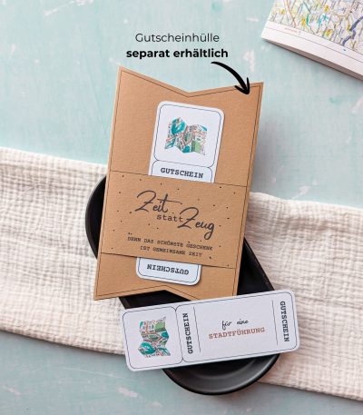 Stadtführung Gutschein Vorlage zum Ausdrucken. Der Gutschein steckt in einer Gutscheinkarte, auf der steht „Zeit statt Zeug“. Diese Gutscheinkarte muss separat erworben werden. Liebevoll gestaltete Druckvorlagen, um ganz einfach einen Gutschein Stadtführung selber basteln zu können.