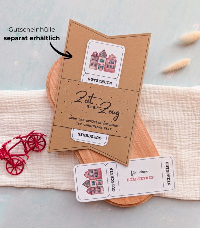 Städtetrip Gutschein Vorlage zum Ausdrucken. Der Gutschein steckt in einer Gutscheinkarte, auf der steht „Zeit statt Zeug“. Diese Gutscheinkarte muss separat erworben werden. Liebevoll gestaltete Druckvorlagen, um ganz einfach einen Gutschein Städtetrip selber basteln zu können.