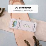 Gutschein Tag am See Druckvorlage als PDF zum Downloaden. Auf dem Tag-am-See-Gutschein sind ein See mit Schilf und ein Steg im Aquarellstil abgebildet.