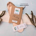 Tag am See Gutschein Vorlage zum Ausdrucken. Der Gutschein steckt in einer Gutscheinkarte, auf der steht „Zeit statt Zeug“. Diese Gutscheinkarte muss separat erworben werden. Liebevoll gestaltete Druckvorlagen, um ganz einfach einen Gutschein Tag am See selber basteln zu können.