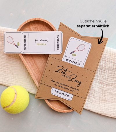 Tennis Gutschein Vorlage zum Ausdrucken. Der Gutschein steckt in einer Gutscheinkarte, auf der steht „Zeit statt Zeug“. Diese Gutscheinkarte muss separat erworben werden. Liebevoll gestaltete Druckvorlagen, um ganz einfach einen Gutschein Tennis selber basteln zu können.