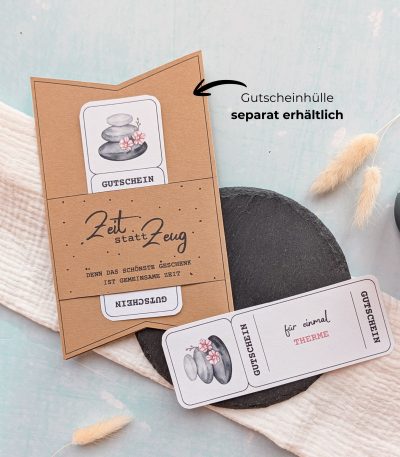Therme Gutschein Vorlage zum Ausdrucken. Der Gutschein steckt in einer Gutscheinkarte, auf der steht „Zeit statt Zeug“. Diese Gutscheinkarte muss separat erworben werden. Liebevoll gestaltete Druckvorlagen, um ganz einfach einen Gutschein Therme selber basteln zu können.
