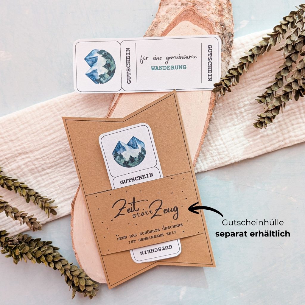Wanderung Gutschein Vorlage zum Ausdrucken. Der Gutschein steckt in einer Gutscheinkarte, auf der steht „Zeit statt Zeug“. Diese Gutscheinkarte muss separat erworben werden. Liebevoll gestaltete Druckvorlagen, um ganz einfach einen Gutschein Wanderung selber basteln zu können.
