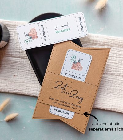 Wellness Gutschein Vorlage zum Ausdrucken. Der Gutschein steckt in einer Gutscheinkarte, auf der steht „Zeit statt Zeug“. Diese Gutscheinkarte muss separat erworben werden. Liebevoll gestaltete Druckvorlagen, um ganz einfach einen Gutschein Wellness selber basteln zu können.