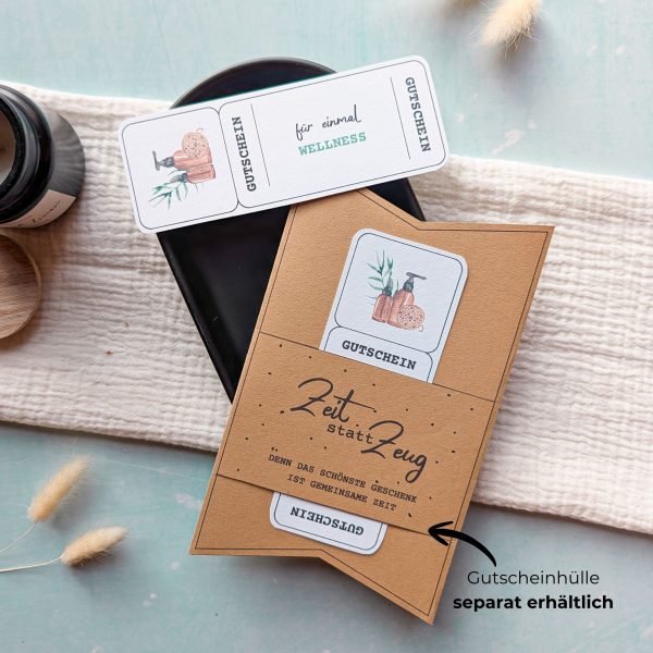 Wellness Gutschein Vorlage zum Ausdrucken. Der Gutschein steckt in einer Gutscheinkarte, auf der steht „Zeit statt Zeug“. Diese Gutscheinkarte muss separat erworben werden. Liebevoll gestaltete Druckvorlagen, um ganz einfach einen Gutschein Wellness selber basteln zu können.