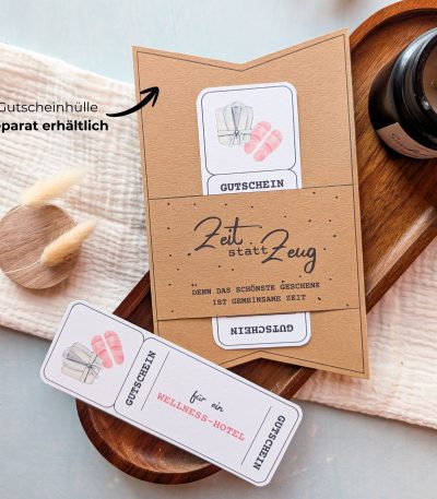 Wellness-Hotel Gutschein Vorlage zum Ausdrucken. Der Gutschein steckt in einer Gutscheinkarte, auf der steht „Zeit statt Zeug“. Diese Gutscheinkarte muss separat erworben werden. Liebevoll gestaltete Druckvorlagen, um ganz einfach einen Gutschein Wellness-Hotel selber basteln zu können.
