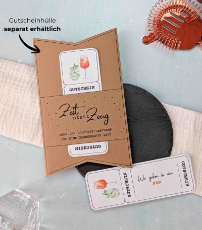 Wir gehen in eine Bar Gutschein Vorlage zum Ausdrucken. Der Gutschein steckt in einer Gutscheinkarte, auf der steht „Zeit statt Zeug“. Diese Gutscheinkarte muss separat erworben werden. Liebevoll gestaltete Druckvorlagen, um ganz einfach einen Gutschein Wir gehen in eine Bar selber basteln zu können.