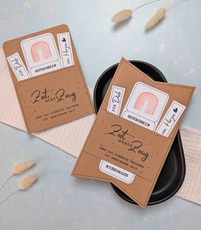 Gutschein Zeit statt Zeug verpacken. Druckvorlage für eine Gutscheinkarte bzw. Gutscheinhülle, auf der steht „Zeit statt Zeug. Denn das schönste Geschenk ist gemeinsame Zeit“.