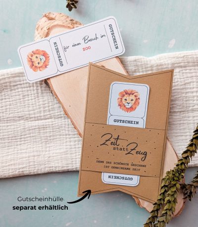 Zoo Gutschein Vorlage zum Ausdrucken. Der Gutschein steckt in einer Gutscheinkarte, auf der steht „Zeit statt Zeug“. Diese Gutscheinkarte muss separat erworben werden. Liebevoll gestaltete Druckvorlagen, um ganz einfach einen Gutschein Zoo selber basteln zu können.