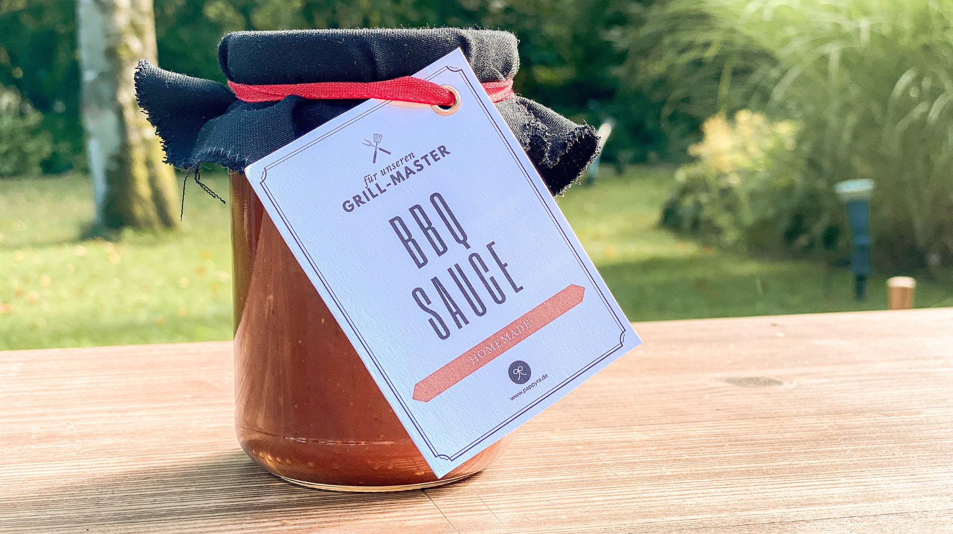 Zuckerfreie BBQ Sauce im Glas mit DIY-Etikett als persönliches Grillen Mitbringsel. Ideal für sommerliche BBQ Partys und selbst gemachte barbecue sauce.